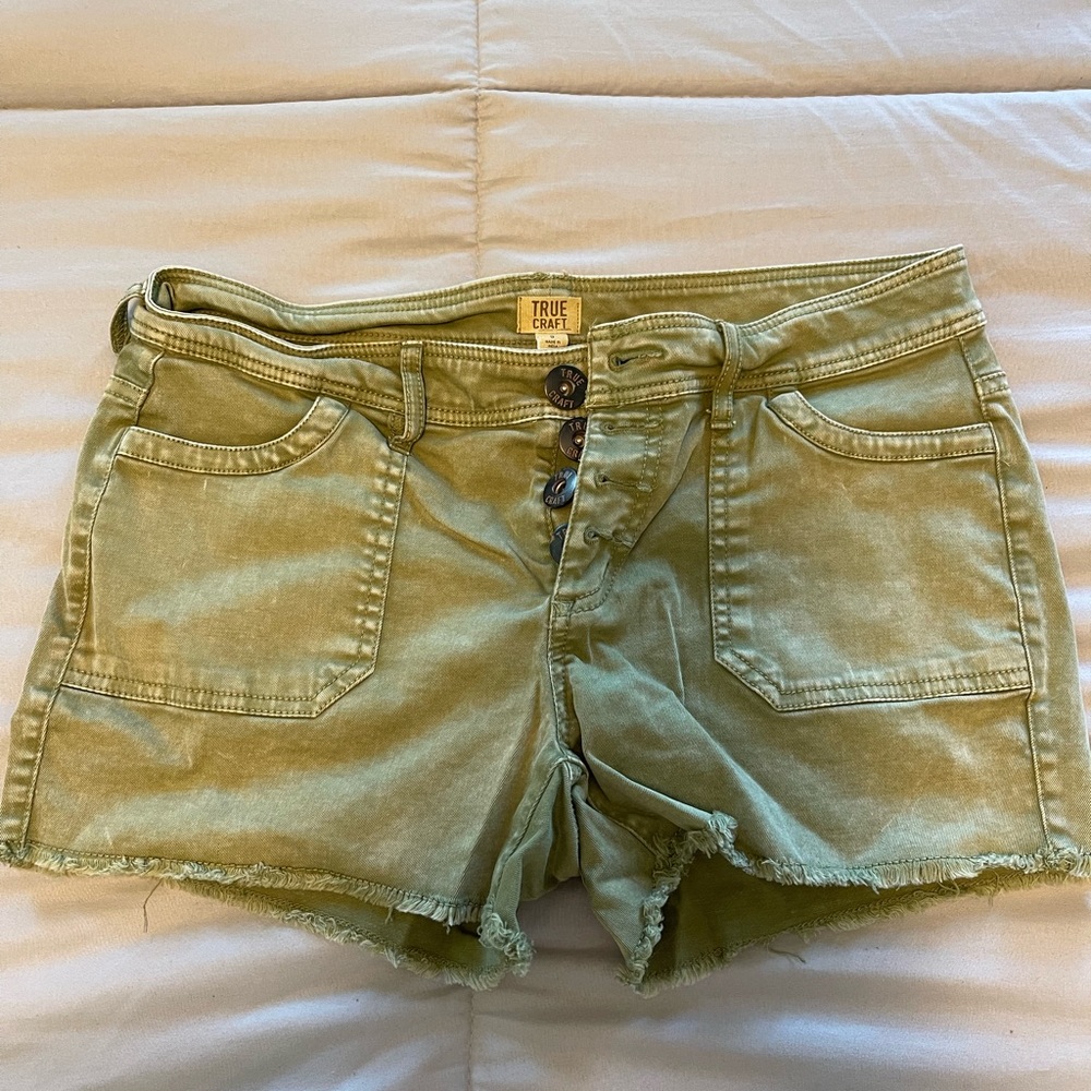 TrueCraft Size 6 army green button fly shorts